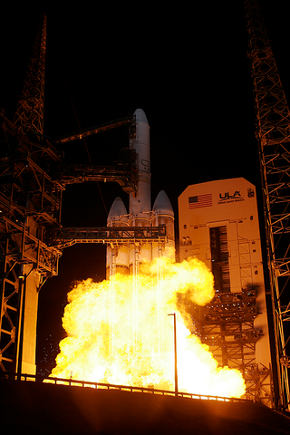 Illustration for article titled US Spy Satellite Is the Largest Satellite In the World